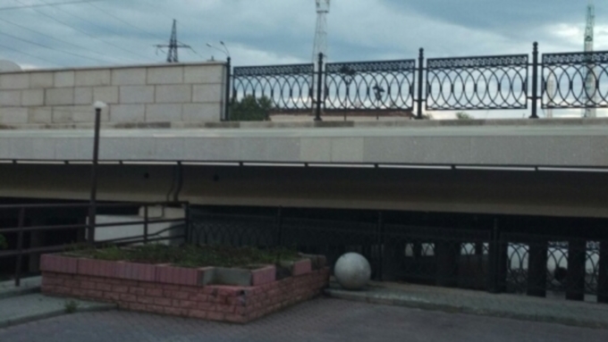 Четверых парней подозревают в повреждении шаров на мосту в Барнауле