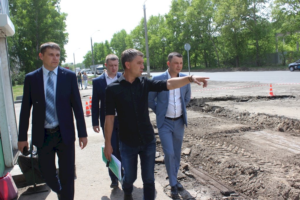  Тротуары и парковки. Улицу Солнечная Поляна ремонтируют в Барнауле по нацпроекту БКАД 