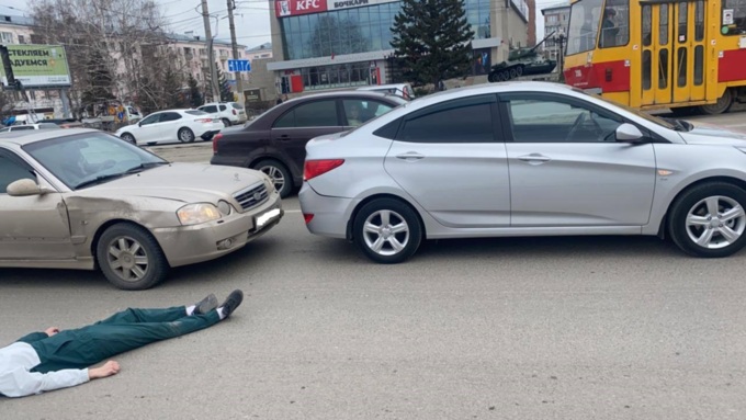 Пьяный водитель устроил ДТП в центре Барнаула и лёг поперёк дороги