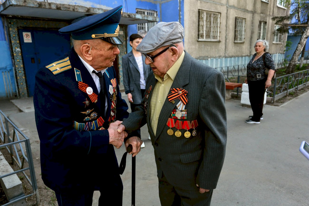 Со слезами на глазах. Парады у дома ветеранов прошли в Барнауле