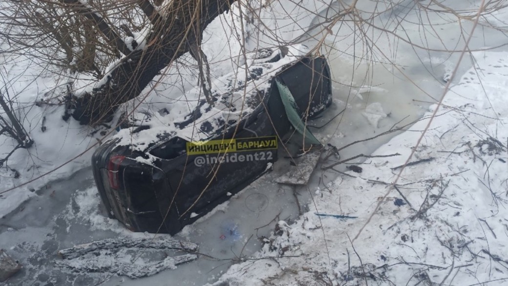 Барнаульцы обнаружили иномарку, затопленную в Пивоварке