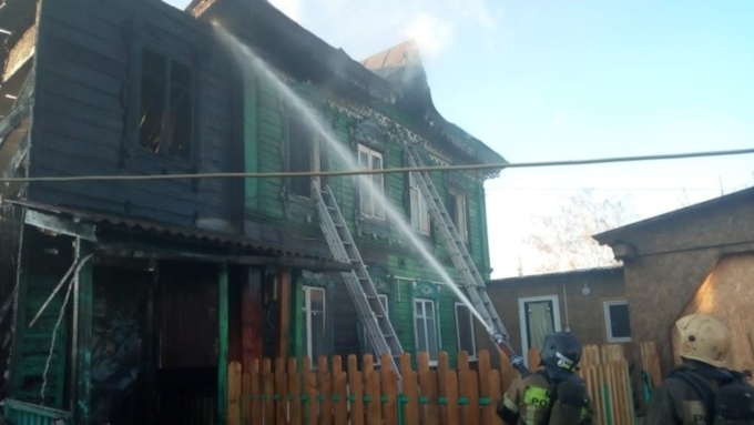 Деревянный двухэтажный дом горел в Барнауле