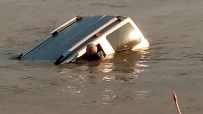 Внедорожник утонул в водоёме под Бийском. Видео