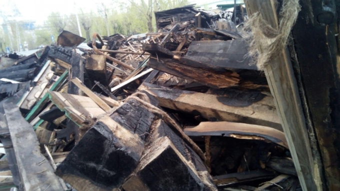 На обломках истории: сгоревшую контору купца Морозова сносят в Барнауле