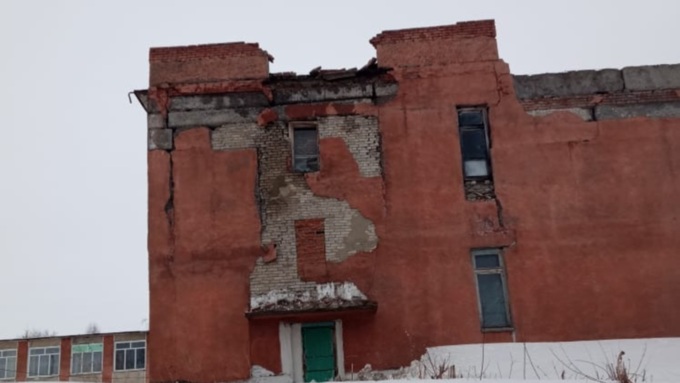 Стена обрушилась в здании сельской школы в Алтайском крае