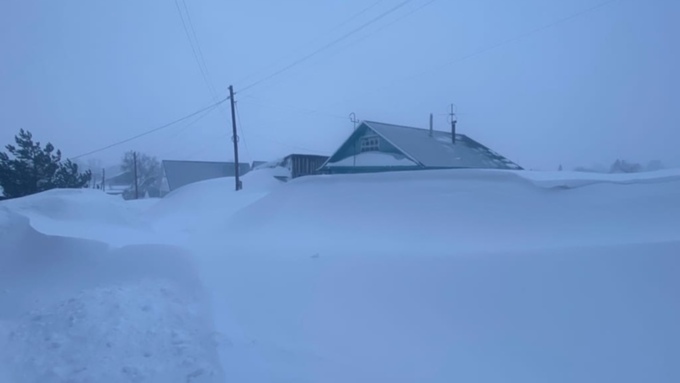 Алтайское село после бури накрыло четырехметровыми сугробами