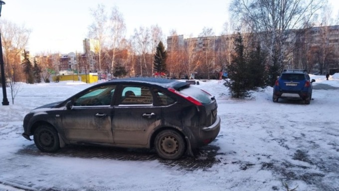 Машины вместо клумб. Барнаульский сквер с пешеходным фонтаном превратили в парковку