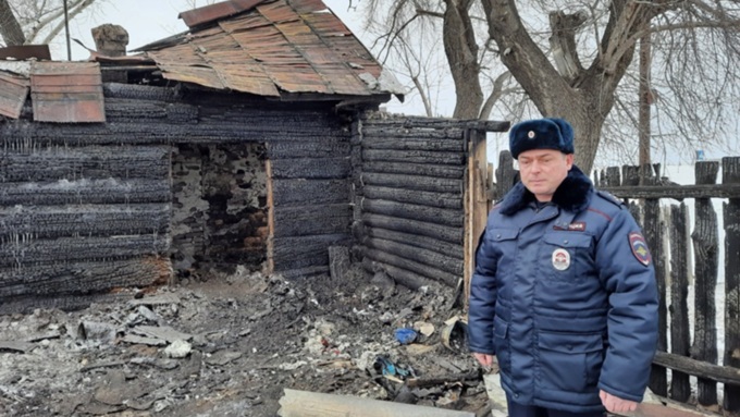 Полицейский спас жителя алтайского села от гибели в пламени