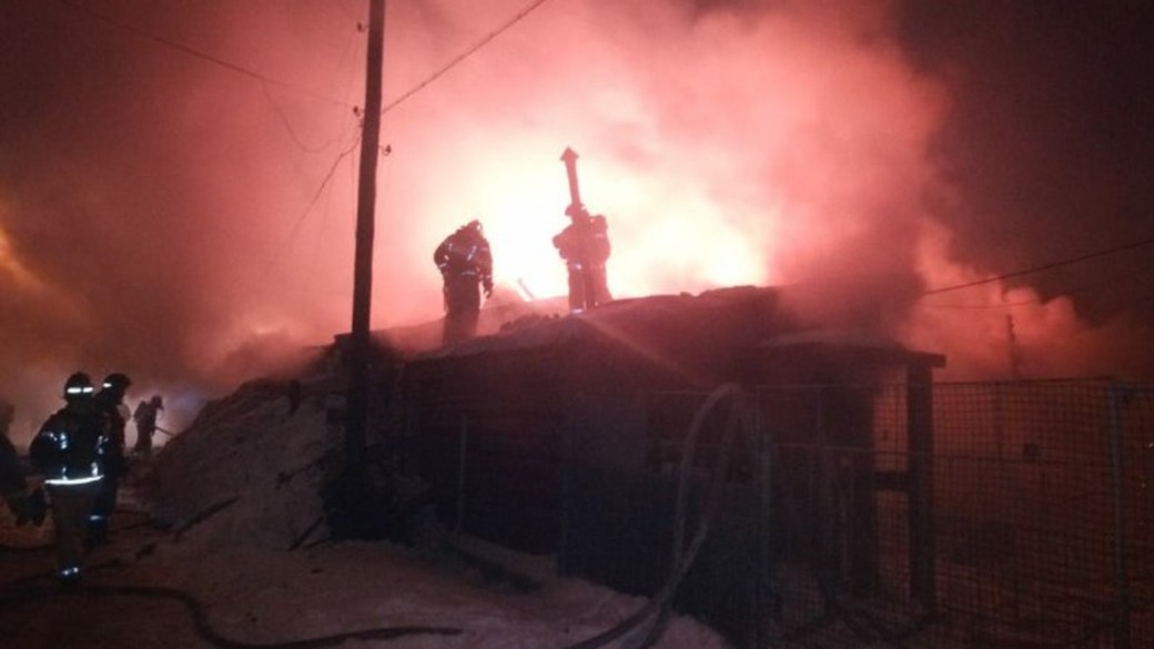 Жилой дом сгорел ночью в Барнауле