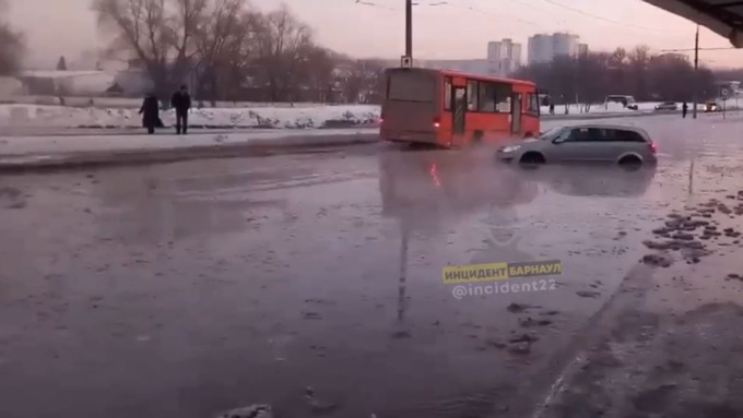 В Барнауле перекрыли улицу Попова из-за порыва водопровода