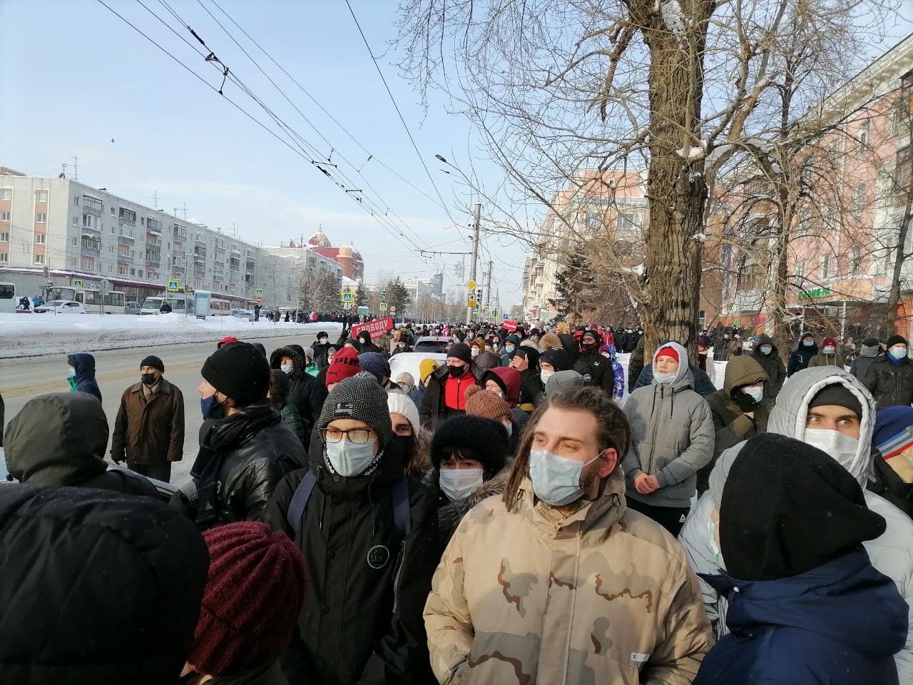 Люди вышли на улицу. Протесты в Барнауле. Митинг в городе Новосибирске сейчас. Митинг за Навального в Барнауле. Площадь свободы Барнаул митинг.