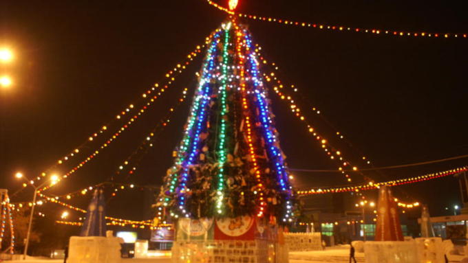 Нужна ли новогодняя елка на площади Сахарова в Барнауле? Опрос ИА 