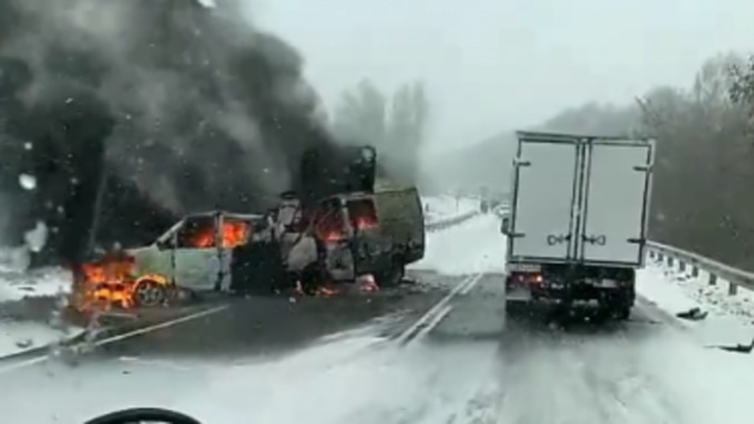 Две машины уничтожило огнем после столкновения под Горно-Алтайском