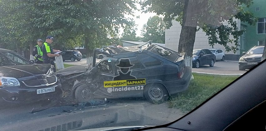 Могут быть пострадавшие: серьезная авария произошла в Барнауле