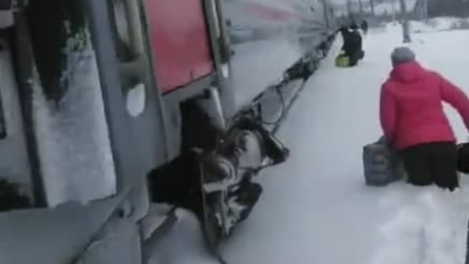 В РЖД объяснили высадку пассажиров из поезда в сугроб на Алтае