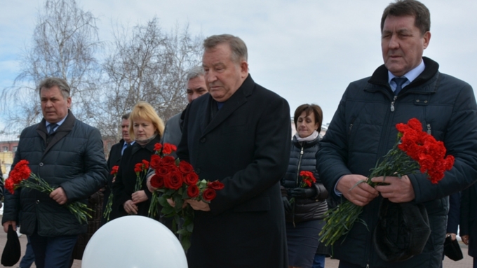Барнаульцы в день траура возложили цветы в память о погибших в Кемерово
