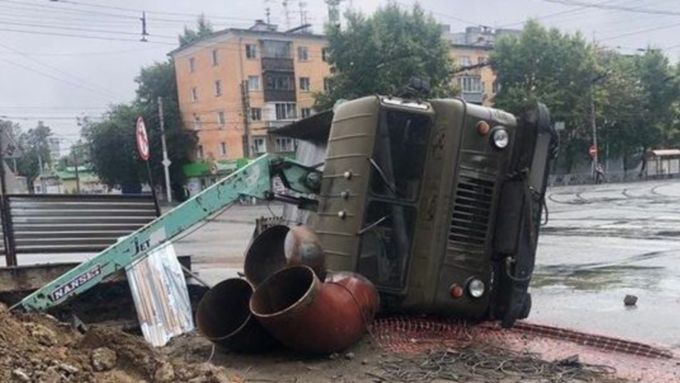 Грузовик упал в яму на месте ремонтных работ в Барнауле