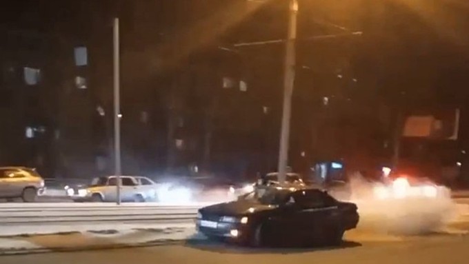 Пьяный водитель удирал по Барнаулу от полиции и сбил несколько столбов