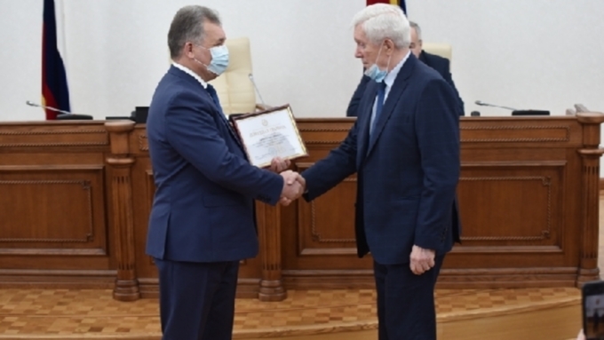 Экс-губернатора Алтайского края наградили за добросовестный труд