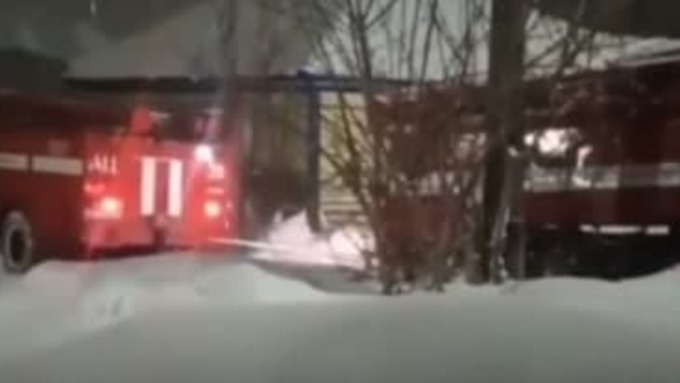 Автомобили экстренных служб застревают в снежных сугробах на дорогах Бийска