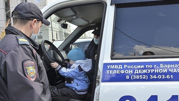 В Барнауле полицейский спас малыша, который едва не выпал из окна