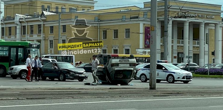  На площади Октября в Барнауле перевернулся автомобиль 