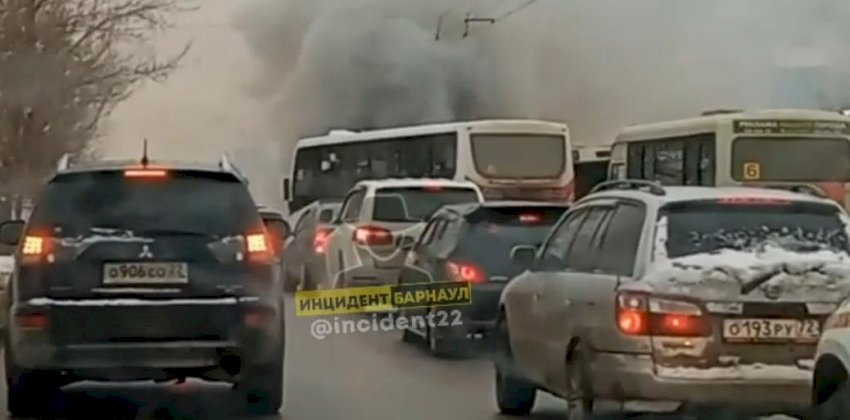 В центре Барнаула «загорелся» пассажирский автобус и «сильно надымил»
