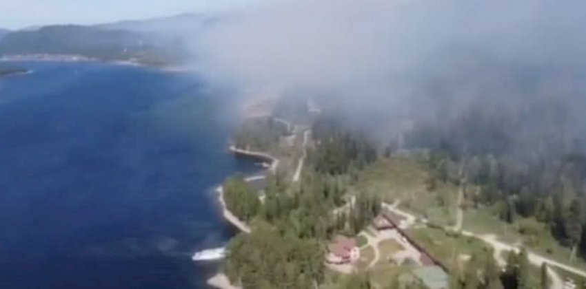 Возле Телецкого озера в Горном Алтае бушует природный пожар
