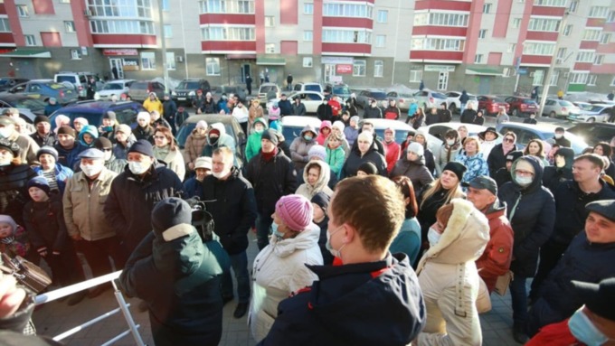 Барнаульцы обратились к Виктору Томенко с просьбой остановить стройку ЖК на парковке