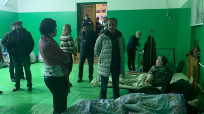 Глава Барнаула Вячеслав Франк посетил жильцов дома, эвакуированных из-за угрозы обрушения