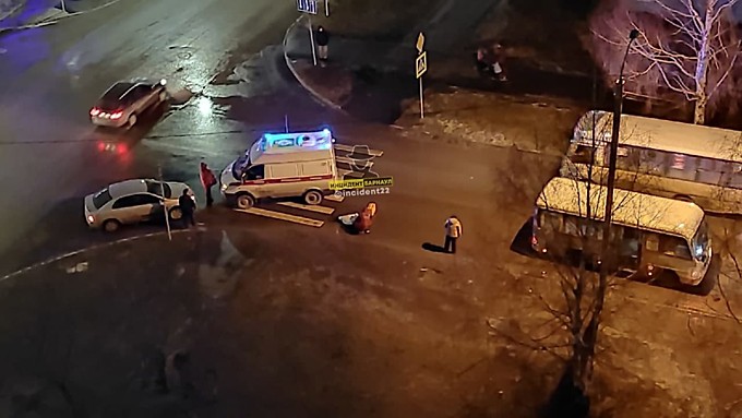 Водитель маршрутки насмерть сбил 13-летнюю девочку в Барнауле