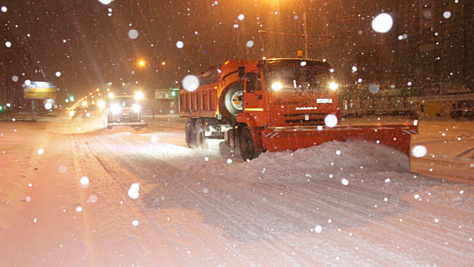 Дорожники продолжают устранять последствия снегопада в Барнауле