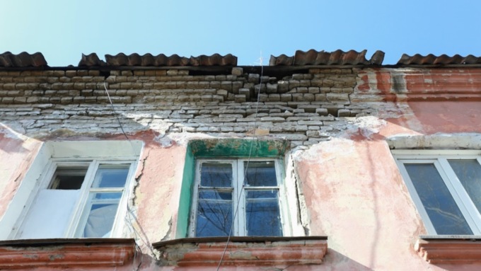 Жильцов 11 опасных аварийных домов в Барнауле могут экстренно расселить 