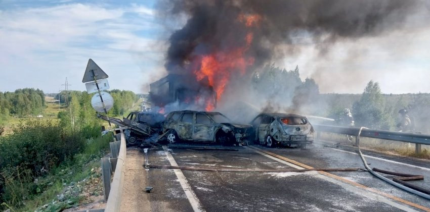  Фура протаранила семь машин на российской трассе — все автомобили загорелись 