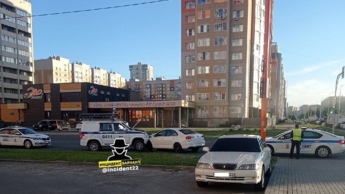 Девушка-водитель протаранила машину полицейских в Барнауле