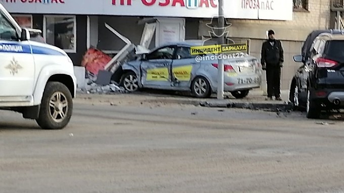 Автомобиль такси протаранил продуктовый магазин в Барнауле