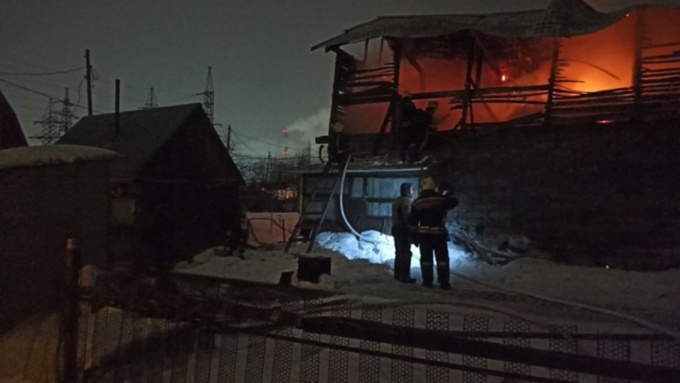 Два человека погибли во время ночного пожара в Барнауле