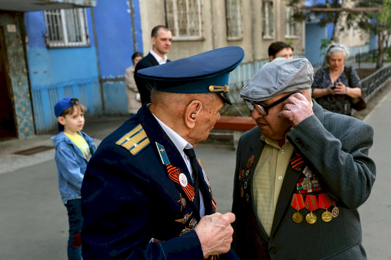 Со слезами на глазах. Парады у дома ветеранов прошли в Барнауле