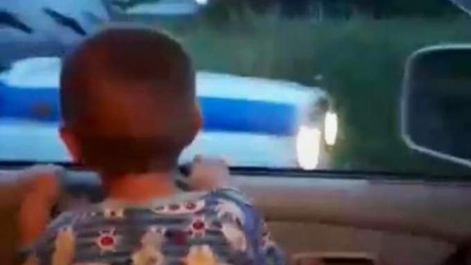 Подробности обнаружения мальчика у дороги под Барнаулом сообщили в полиции