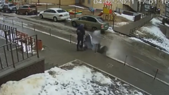 В СК рассказали о падении парня на коляску с ребенком в Воронеже