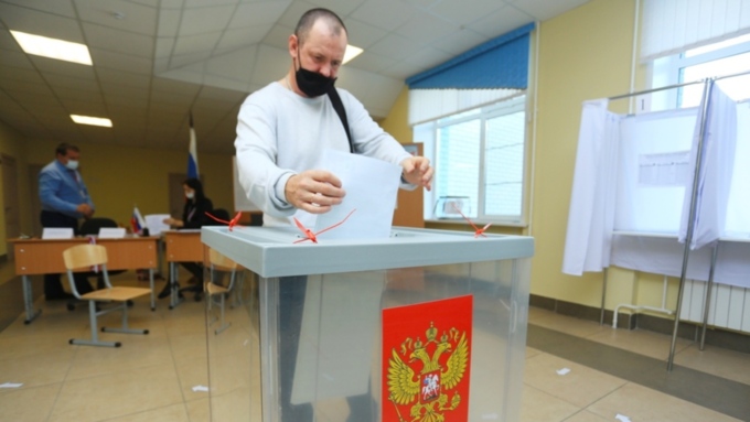 В Алтайском крае участки для голосования посетили первые избиратели
