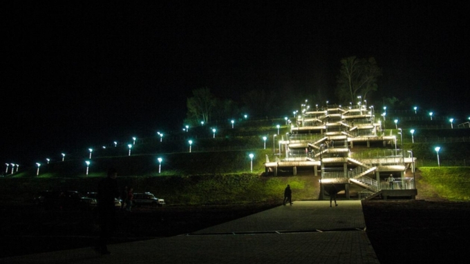 Свет в ночи: показываем новую лестницу на ВДНХ в темное время суток