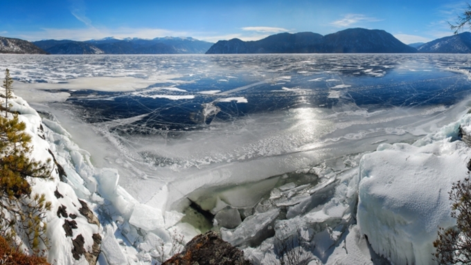 Телецкое озеро из-за аномальных холодов стало сильнее затягиваться льдом 