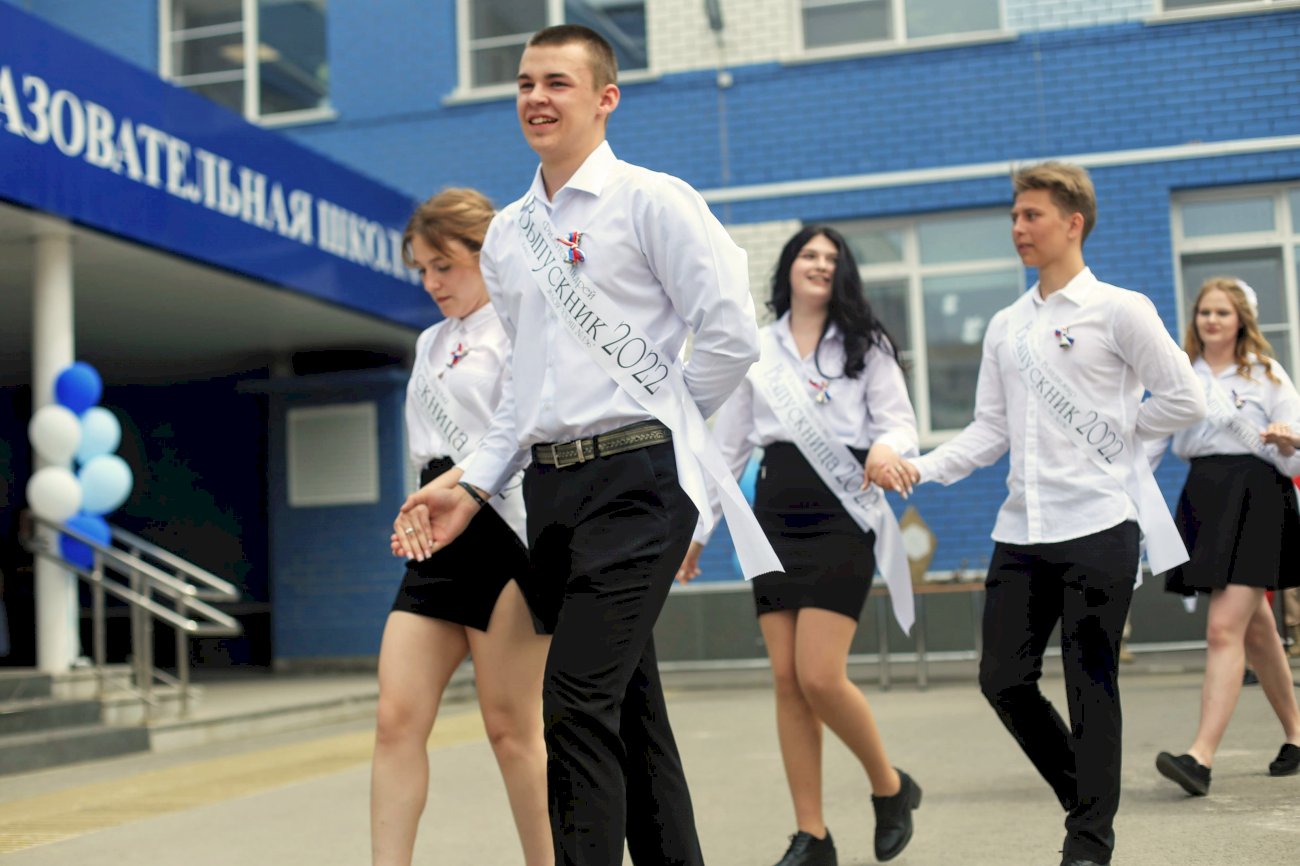 Школьники на линейке. Выпускной мгту. Босиком в школе. Выпускники мгту им носова. Первый последний технический.