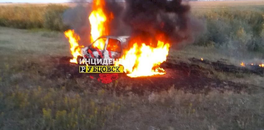  Соцсети: в Алтайском крае по подозрению в убийстве мужчины и поджоге машины задержали женщину 