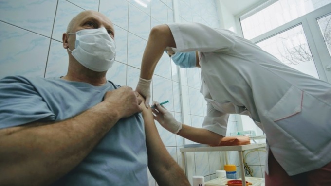 Вакцинацию от ковида приостановили в Алтайском крае из-за нехватки препарата
