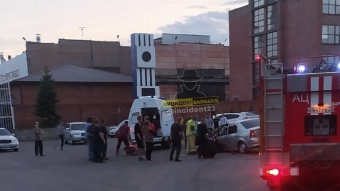 Трое детей и двое взрослых пострадали в аварии в Барнауле