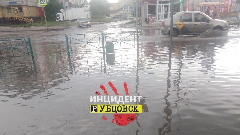 Пешеходный переход на проспекте Ленина в Рубцовске 19 июня 2022 года. Фото: vk.com/incident_rubtsovsk