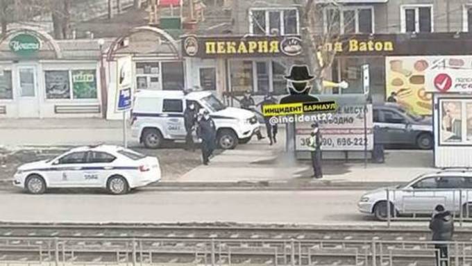 В Барнауле неизвестный ограбил офис микрозаймов и скрылся на автобусе