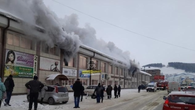 Торговый центр загорелся в Горно-Алтайске. Видео 